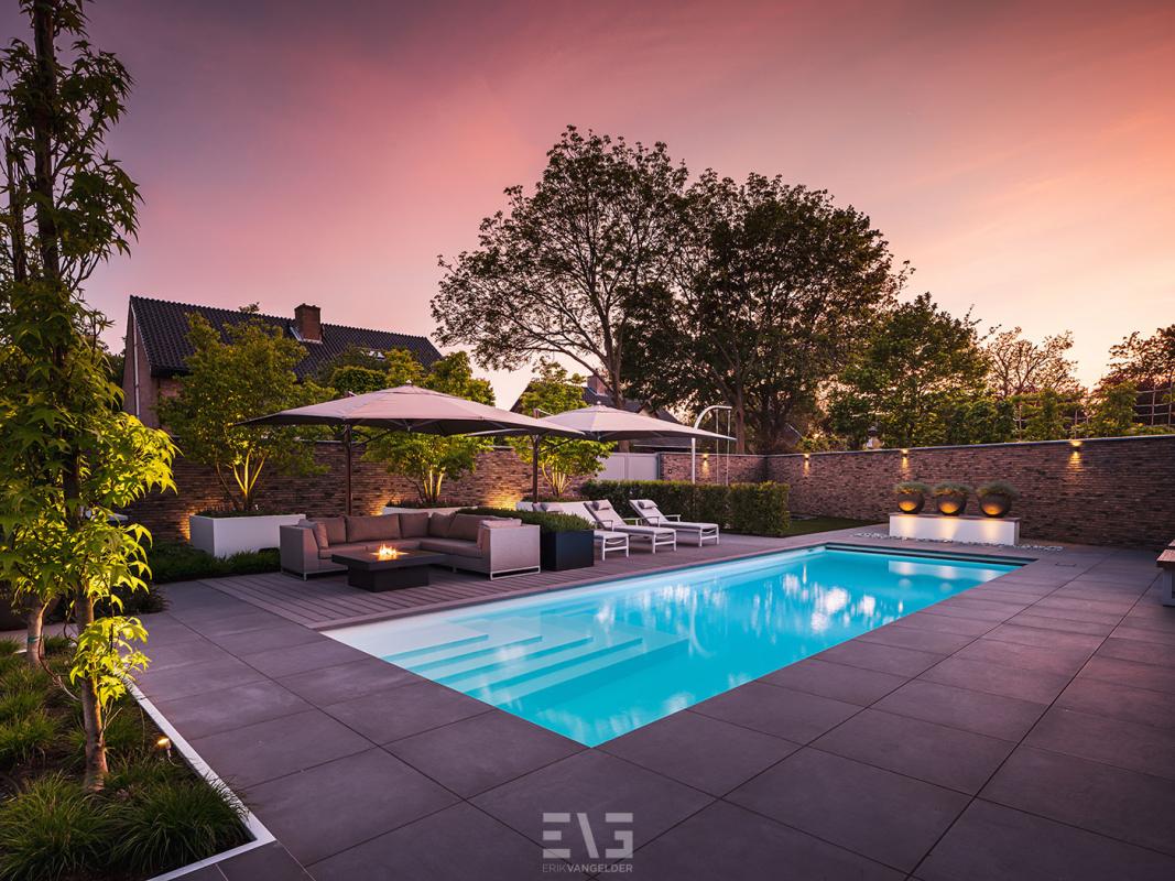 moderne tuin met zwembad