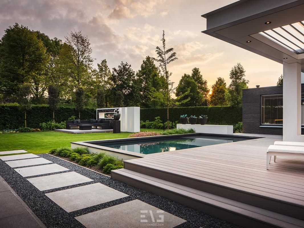 luxe tuin met zwembad