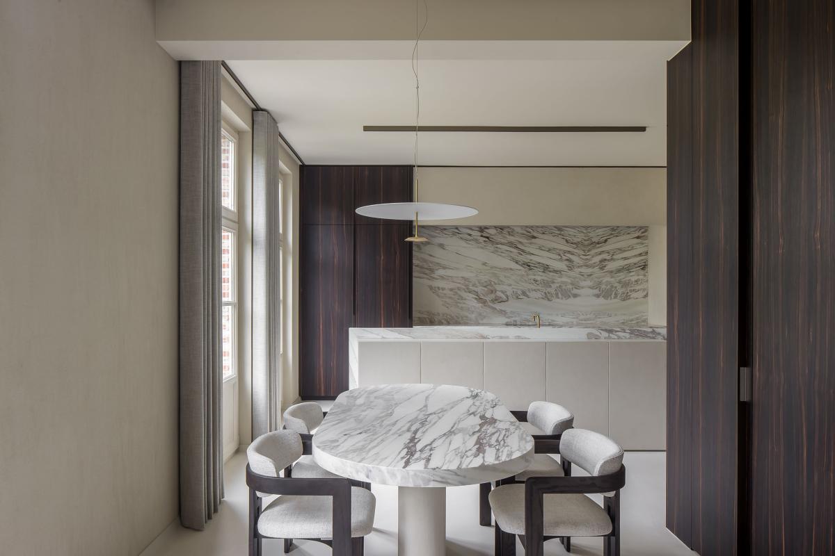 luxe interieur keuken met eettafel