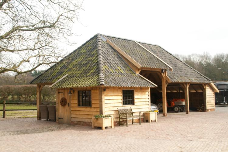 Eiken bijgebouw met carport