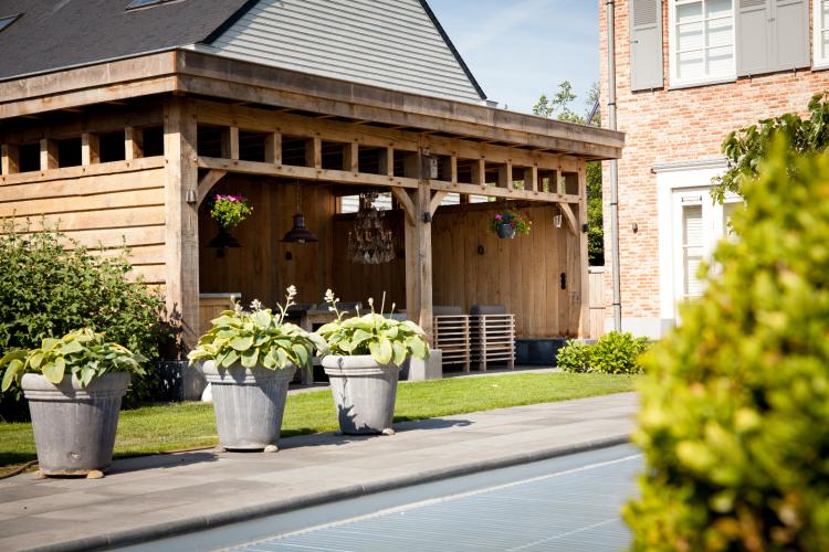 Houten bijgebouw met buitenkeuken