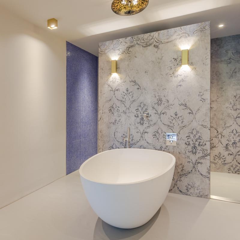 bad met luxe gietvloer