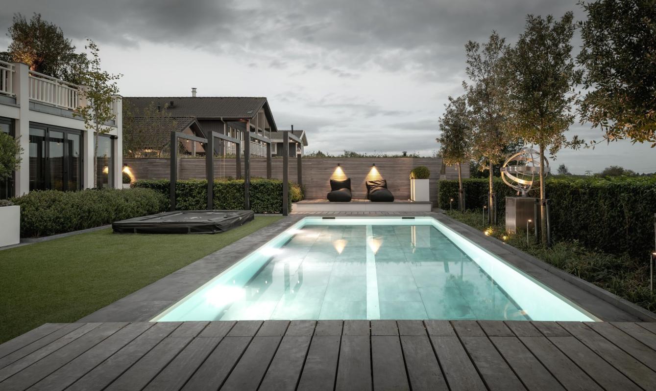 groene wellnesstuin met zwembad