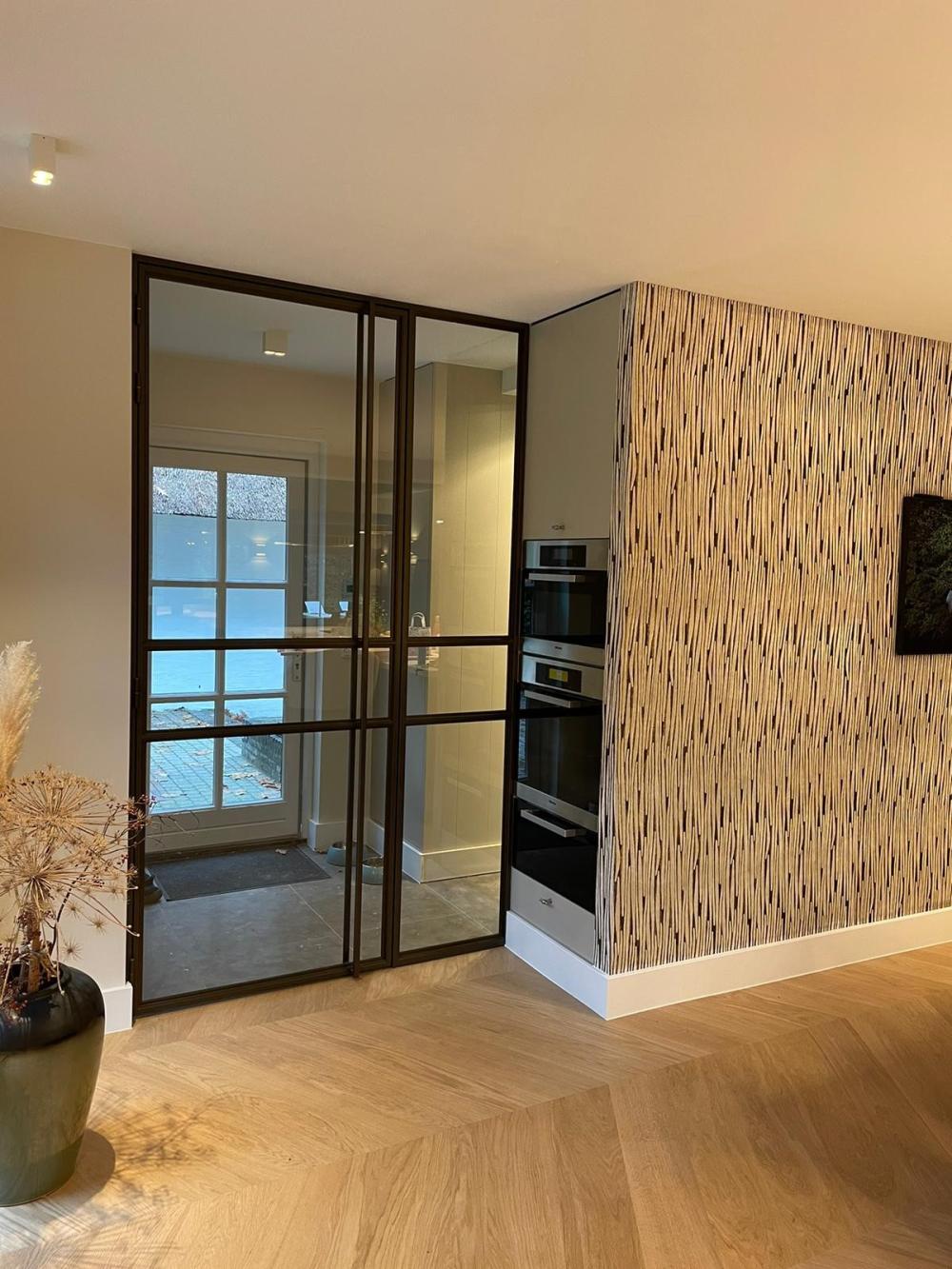 Luxe stalen deuren in kozijn