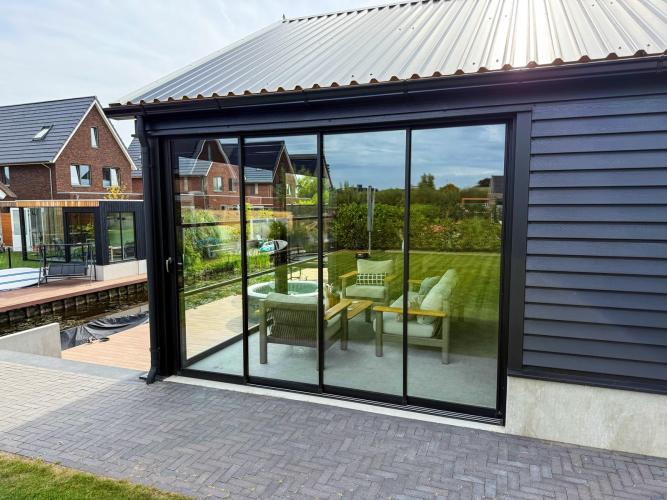 Dubbel verticaal schuifraam in een luxe tuinkamer