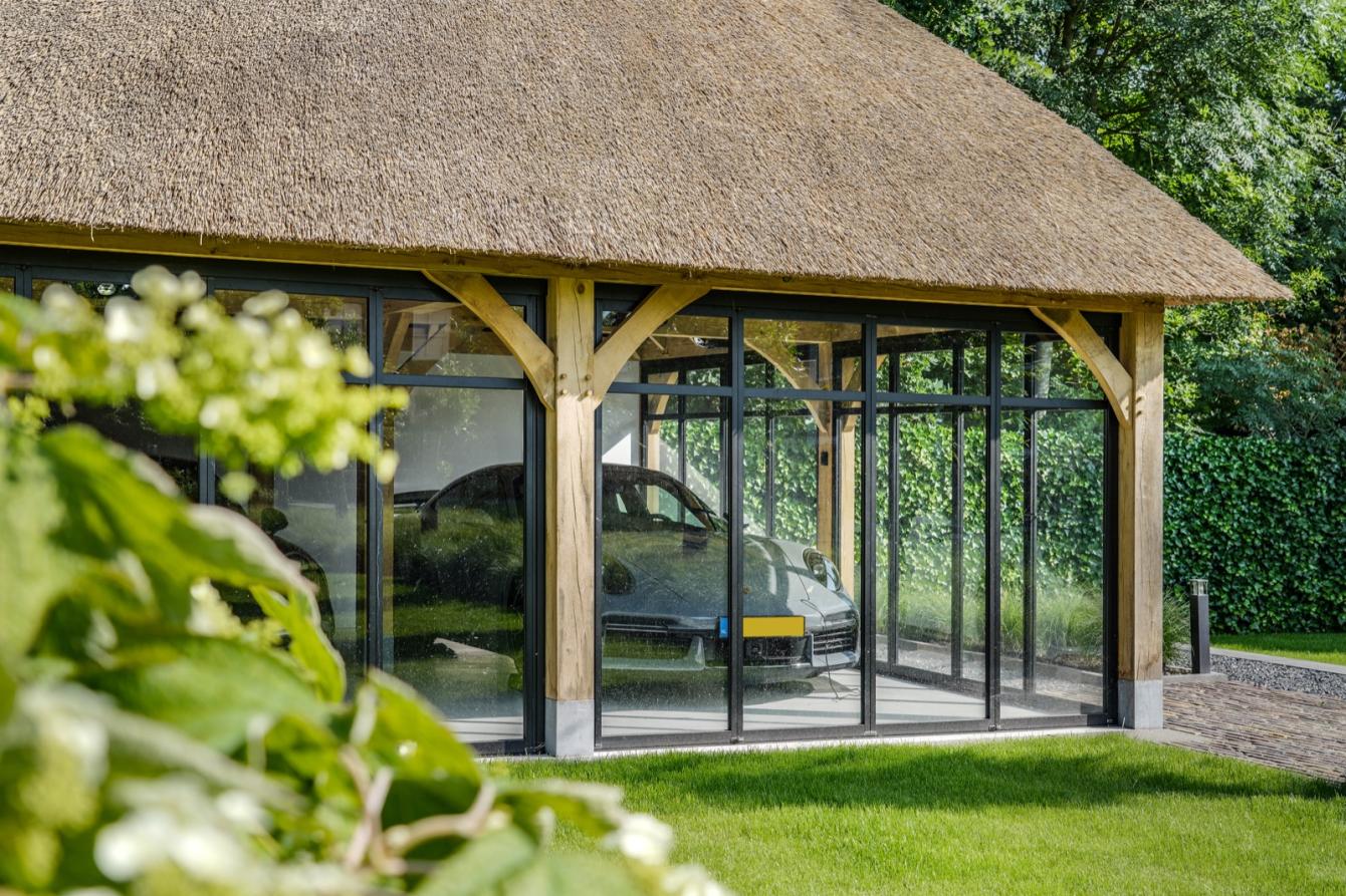 garage op maat met rieten dak