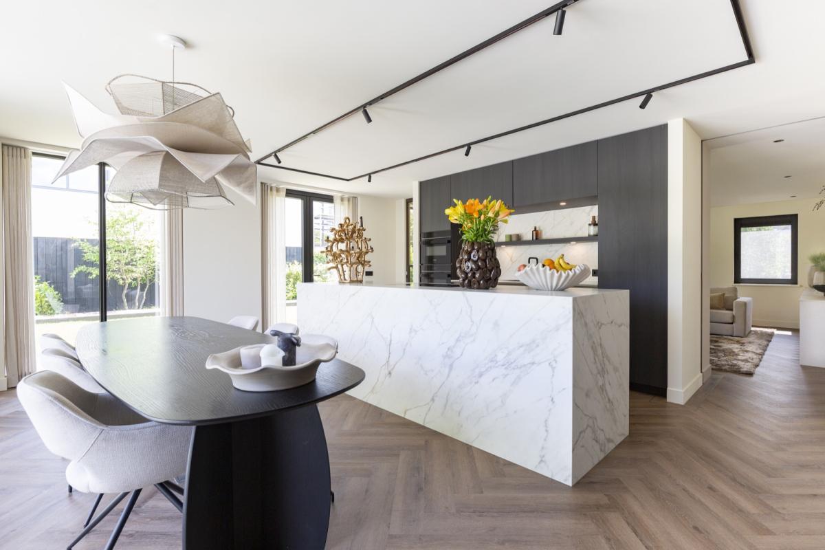 luxe keuken met marmerlook keukenblad