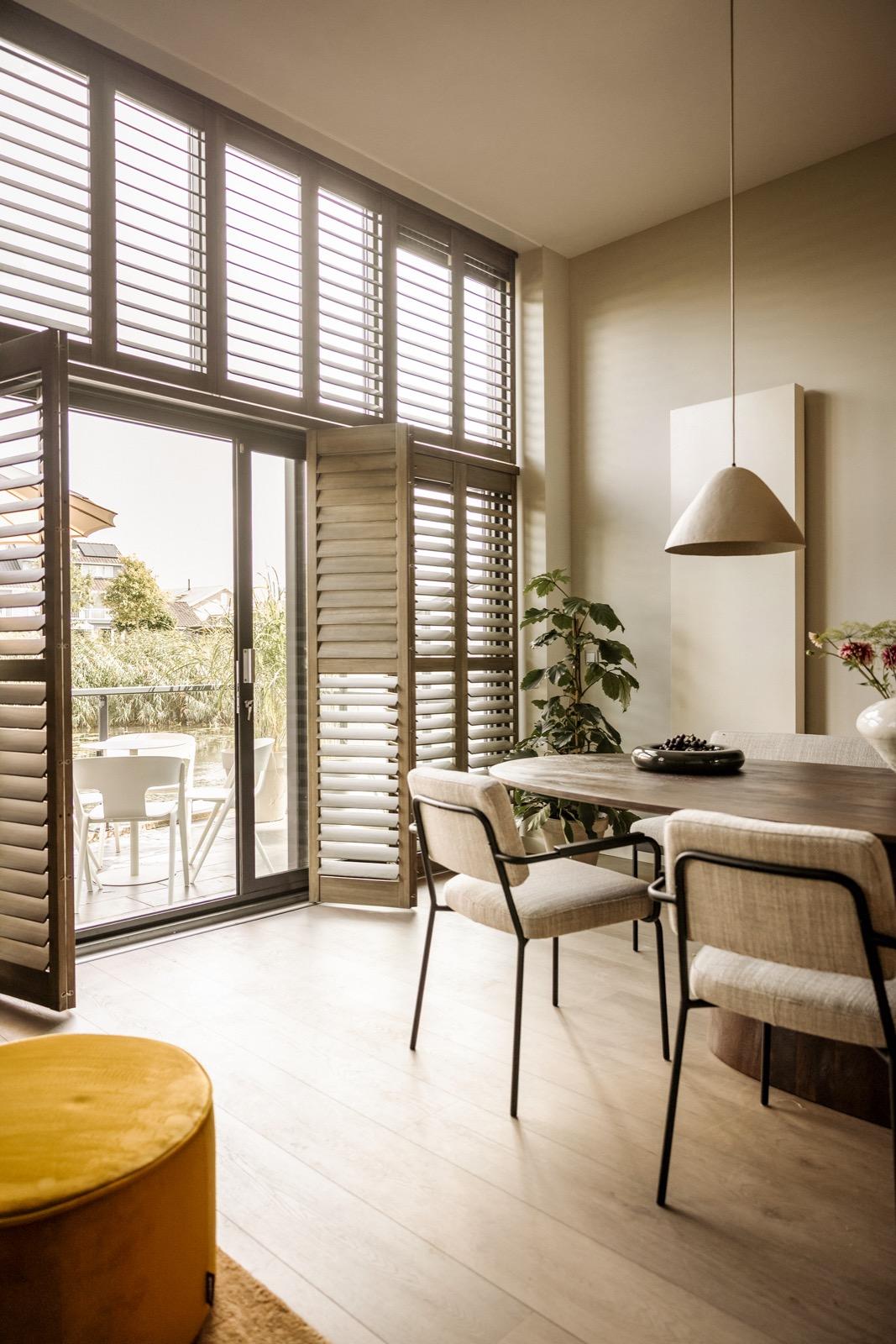 Shutters in woning aan het water in Schiedam