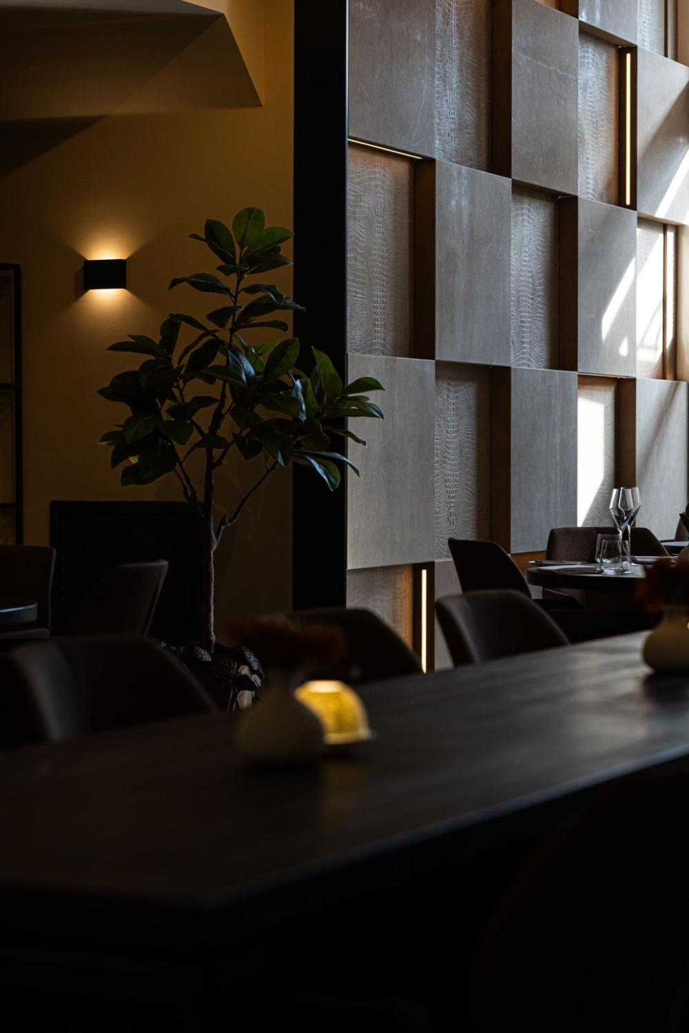 Exclusieve akoestische leren blokkenwand in luxe restaurant