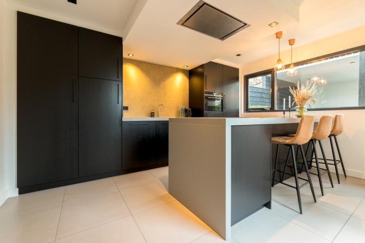 Woonhuis met eiken maatwerk interieur