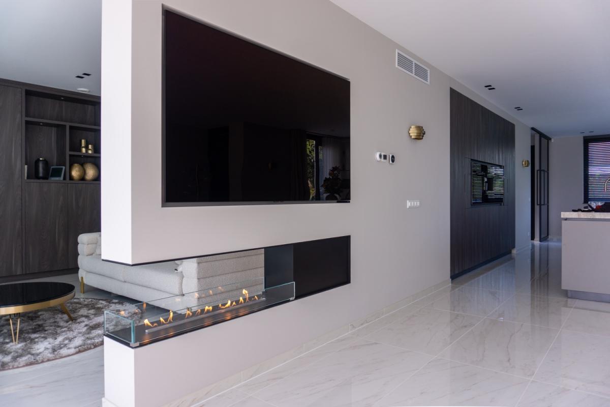 luxe haard in woonkamer met tv