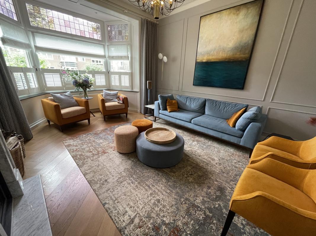 woonkamer met design vloerkleed