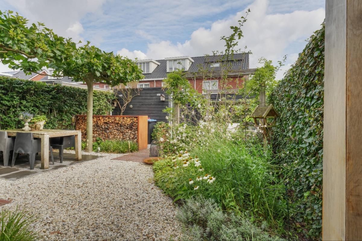 terras met tuinmeubels