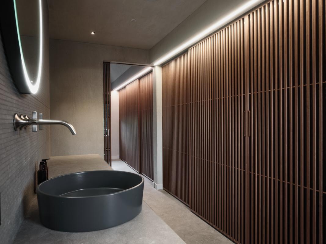 wastafel met design kraan