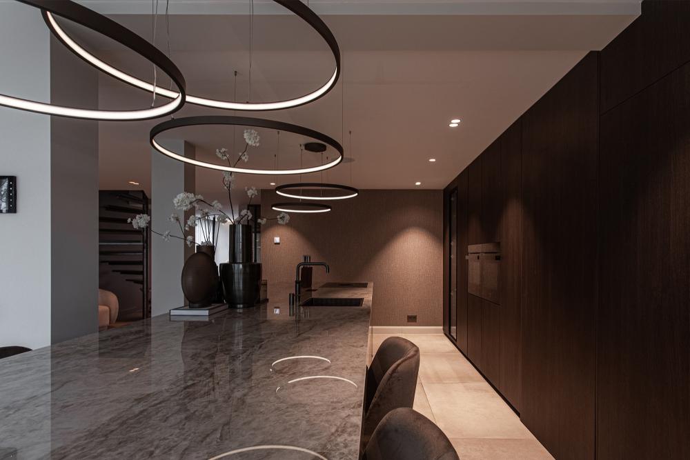 HALO hanglampen in hotel chique leefkeuken