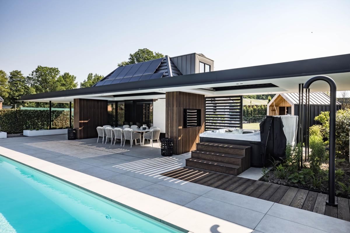 luxe overkapping bij zwembad