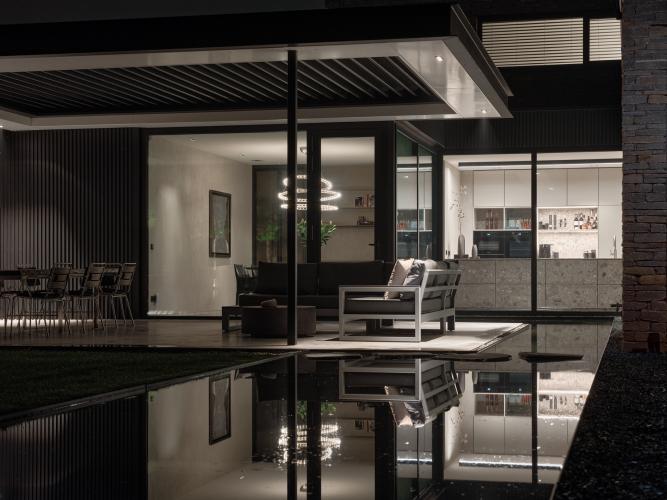 Stijlvolle buitenbeleving met een donker Livium louvredak en louvrepanelen