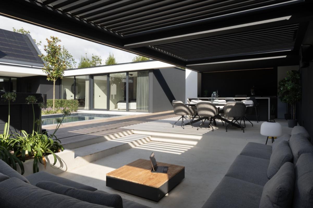 tuin met luxe terrasoverkapping met louvredak
