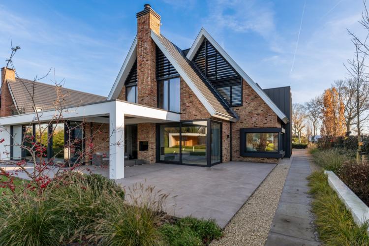 Villa Rhoon met stijlvolle louvrepanelen