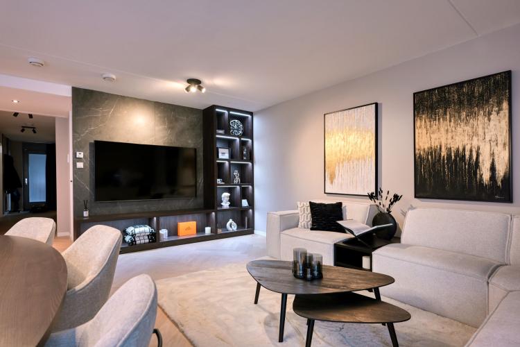 Luxe keuken en cinewall in exclusieve villa