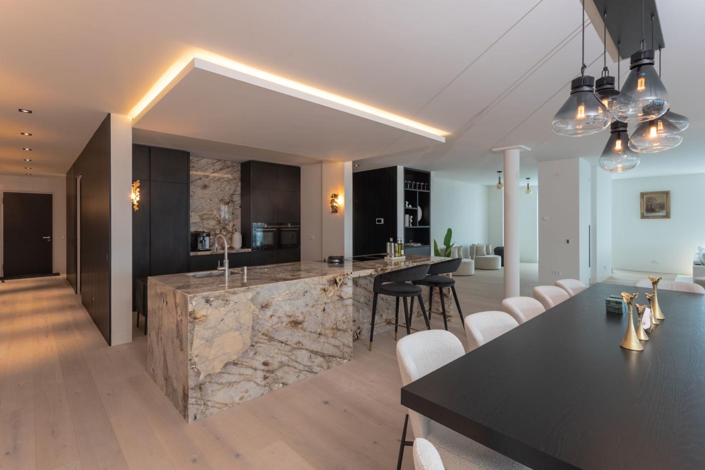 Hotelchique keuken met verlicht marmer | Best Interiors