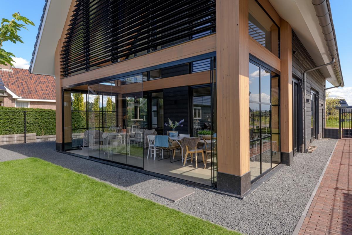 bijgebouw met glazen wand
