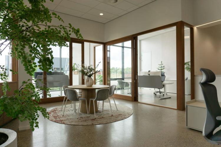Duurzaam kantoor ontwerp met natuurlijke materialen en open verbindingen