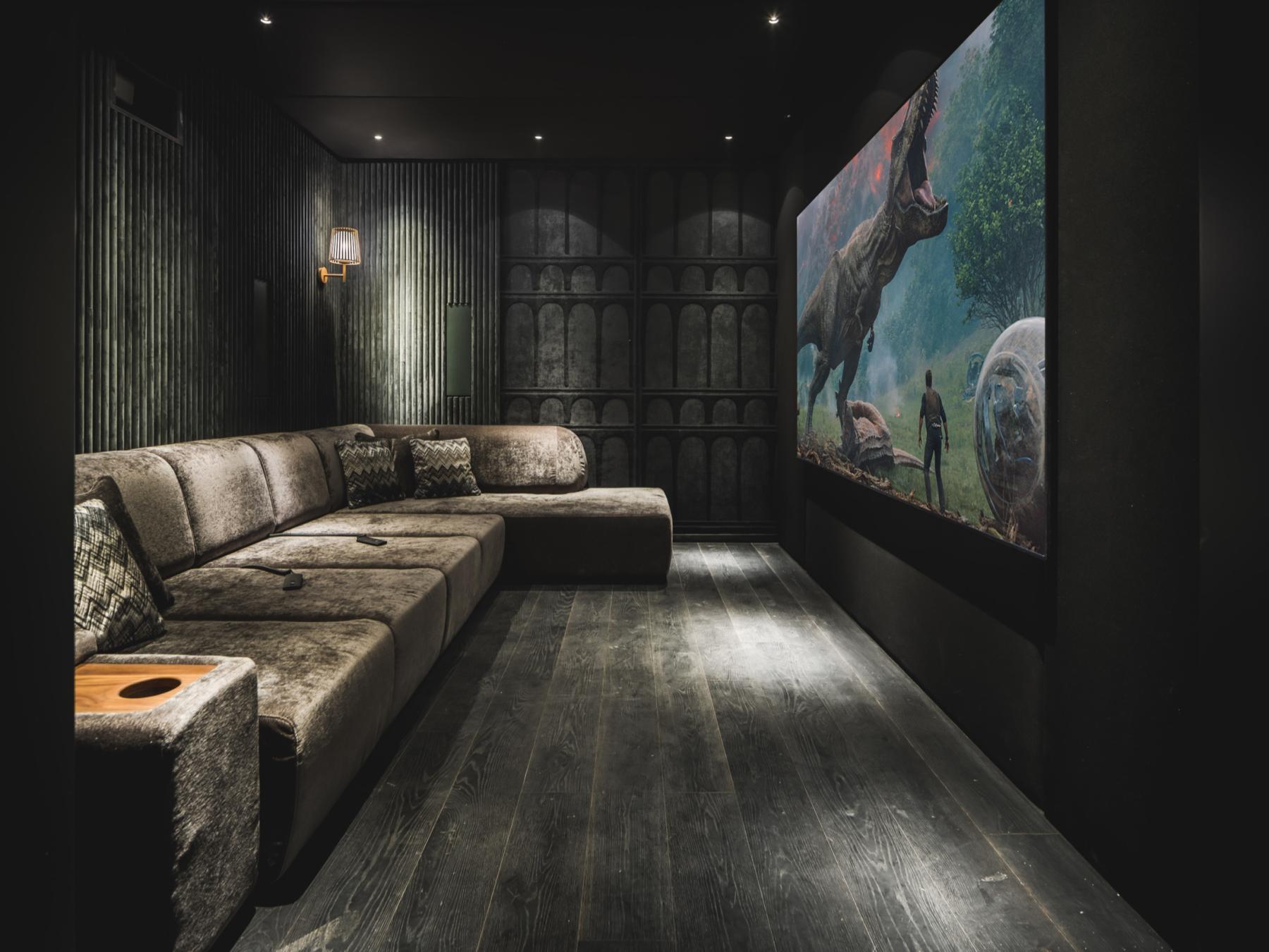 Intieme high-end thuisbioscoop met bar in Epe