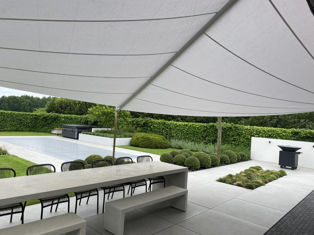 terras met luxe schaduwzeil