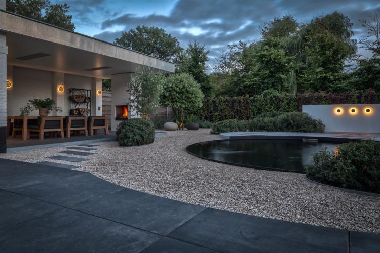 Sfeervolle tuin met biozwembad