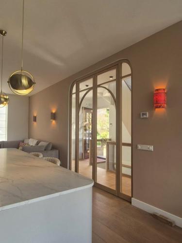 Luxe interieur met houten deuren
