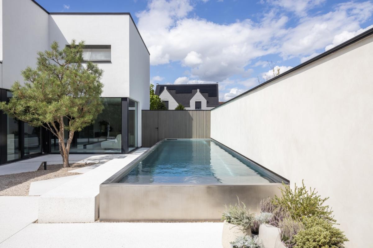 tuin met luxe zwembad