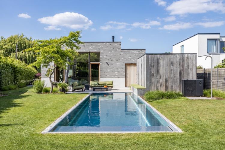 Moderne woning met inox zwembad