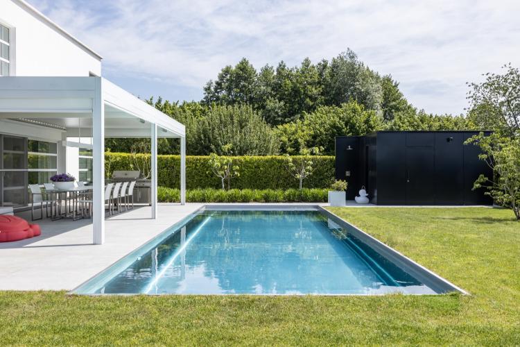 Villa met modern inox zwembad