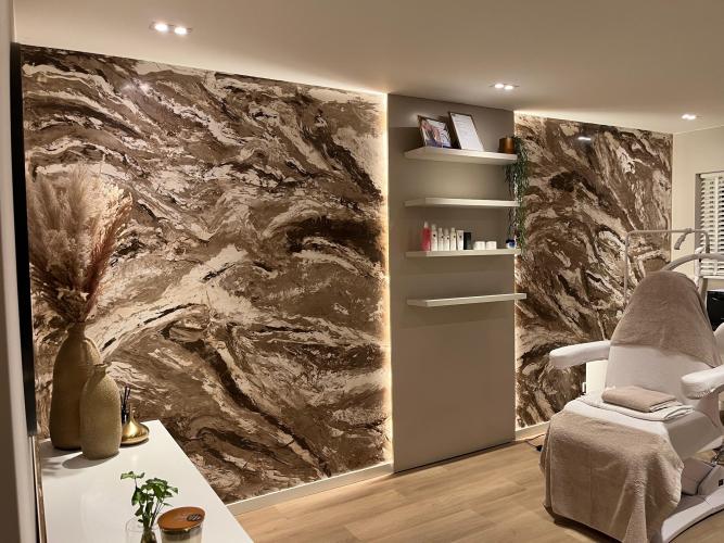Salon met luxe Rivedil wandafwerking