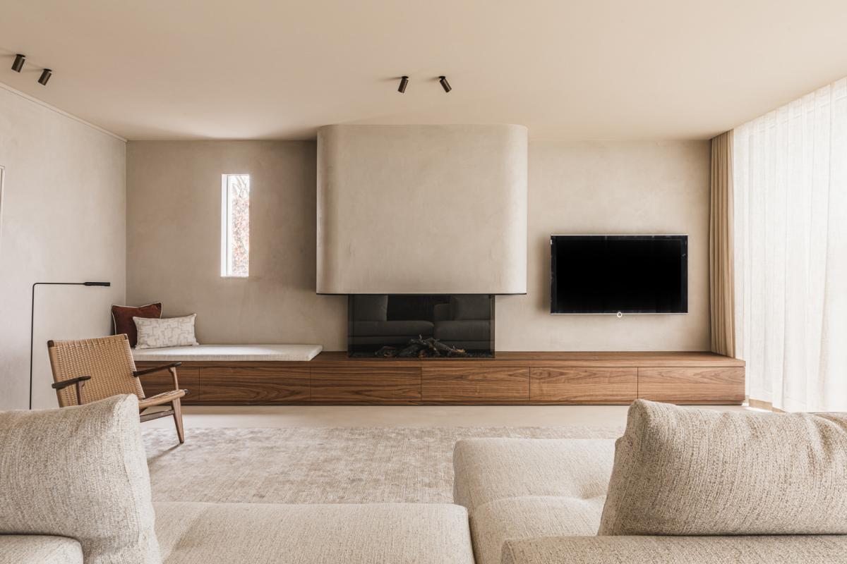 luxe interieur woonkamer met maatwerk kast en haard