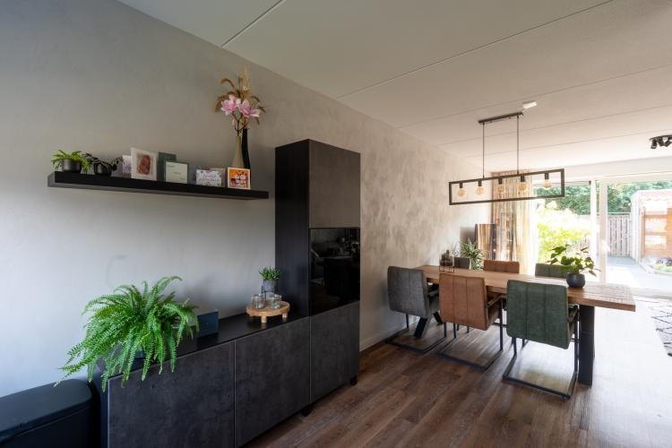 Interieur met sfeervolle wandafwerking