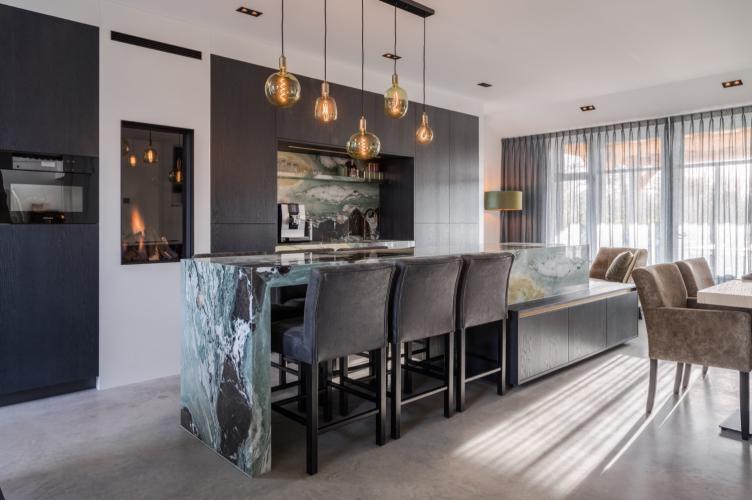 Haard in exclusief keuken project van M. Ruijs Interieurbouw