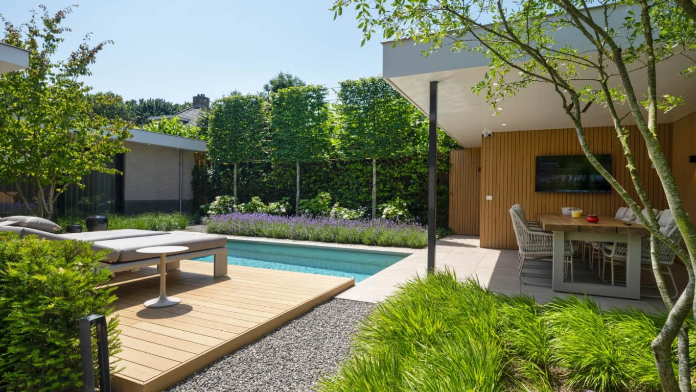 luxe tuin met zwembad
