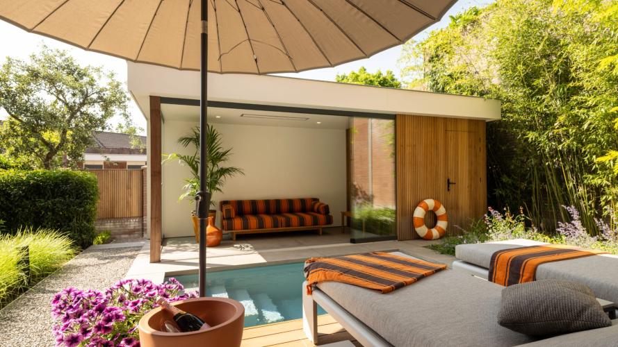Luxe stadstuin met plungepool en poolhouse