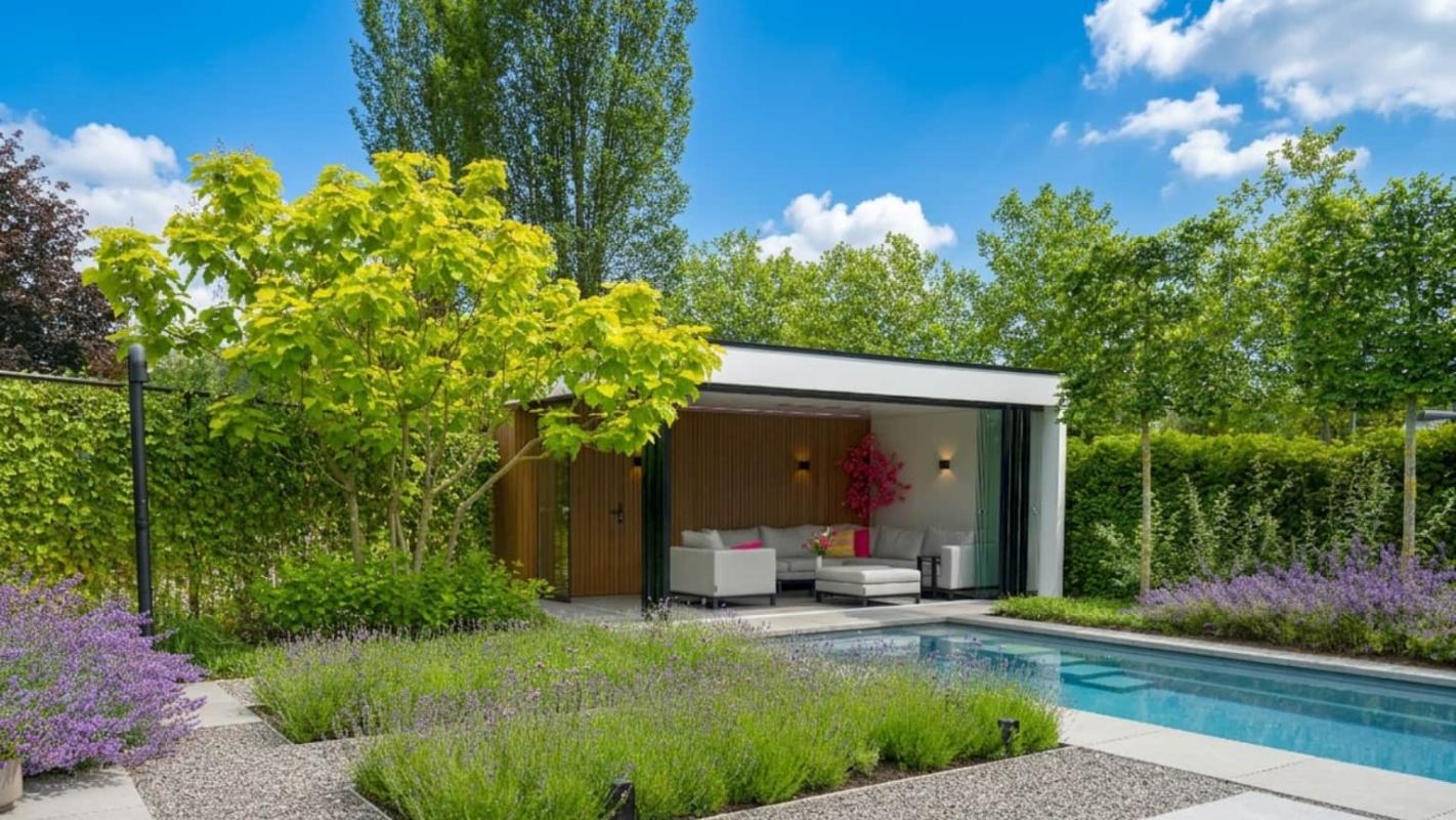 luxe tuin met zwembad