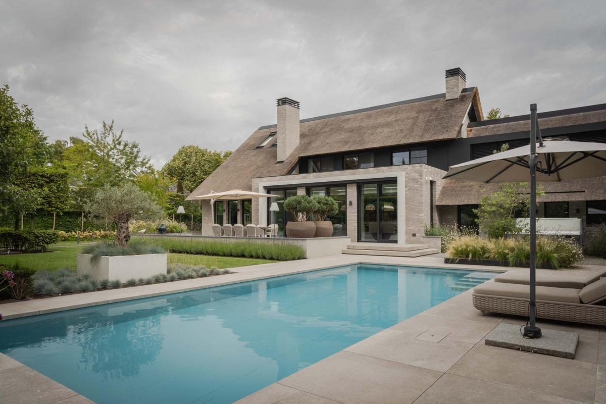villa tuin met zwembad