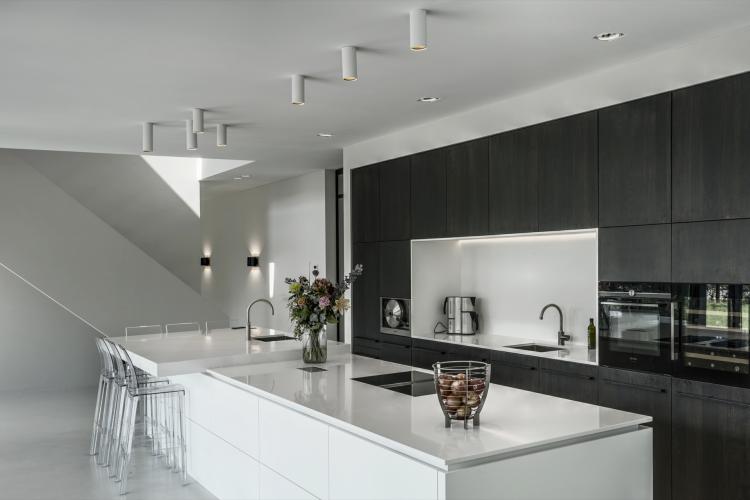 Modern interieur met luxe verlichting