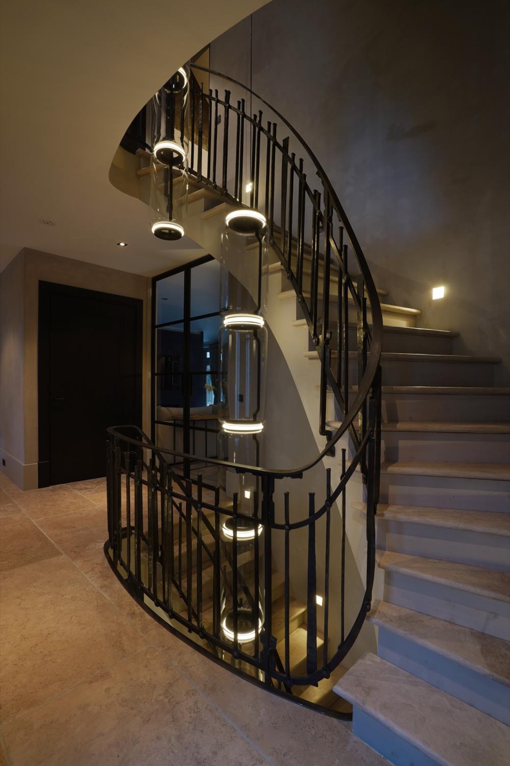 Trap met luxe verlichting