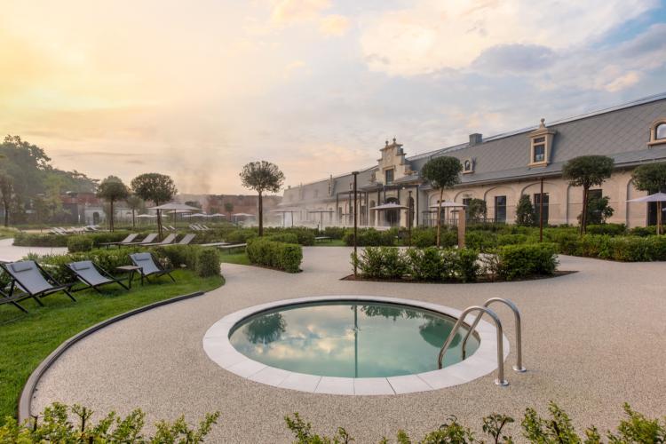 Design buitenmeubels bij thermen Milaan