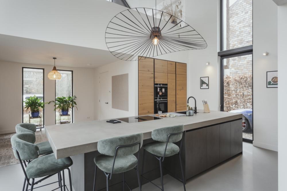 Keuken met kookeiland en betonnen blad