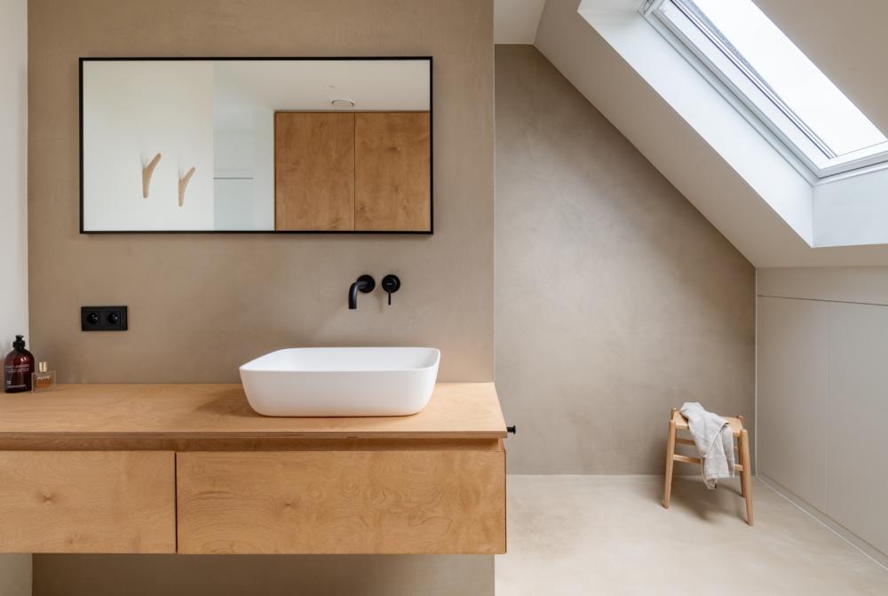 Luxe badkamer interieur met microtopping vloer- en wandafwerking