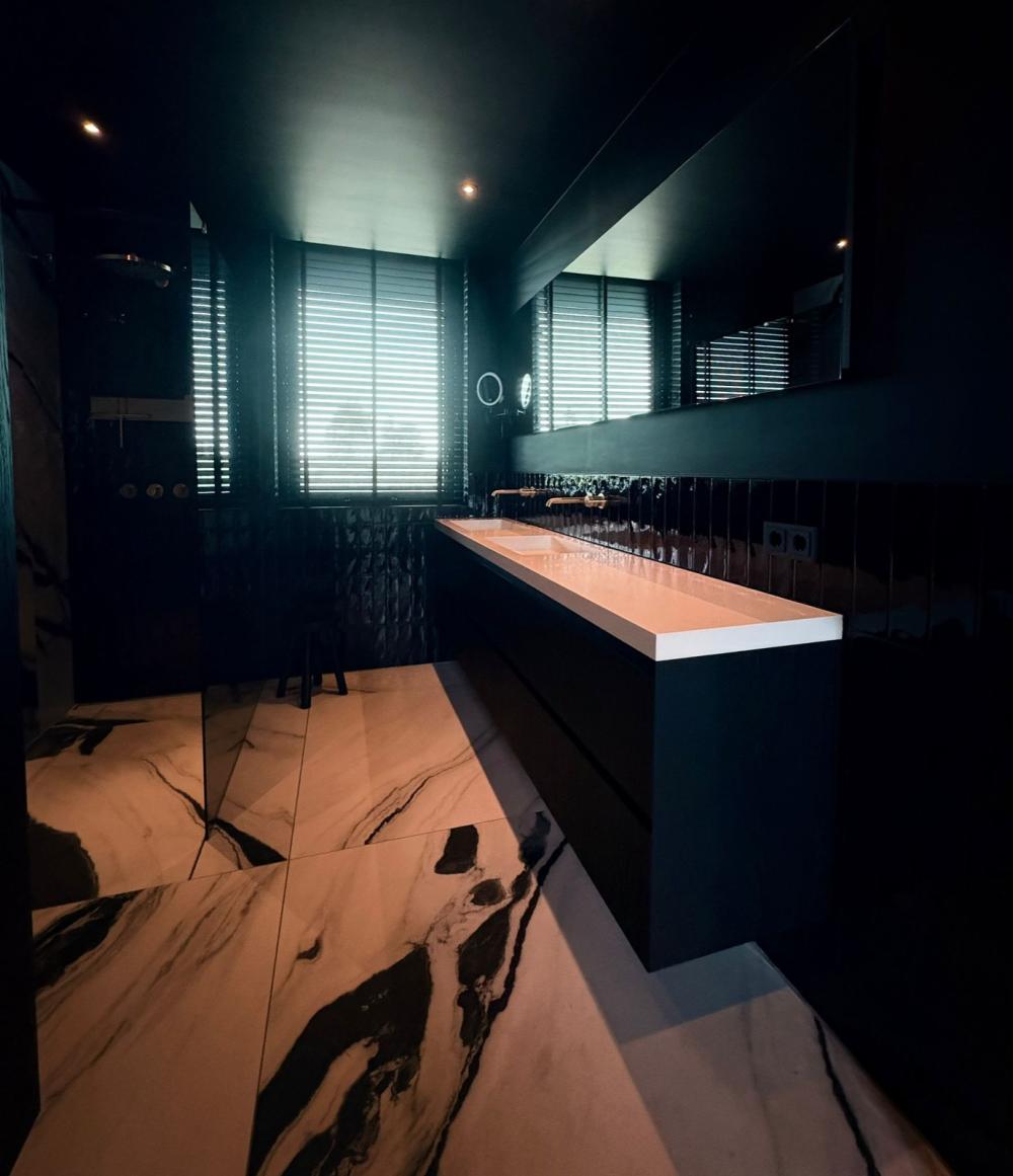 Exclusieve donkere badkamer
