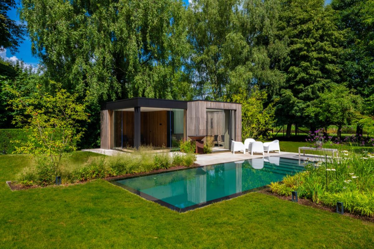 design tuin met zwembad en poolhouse