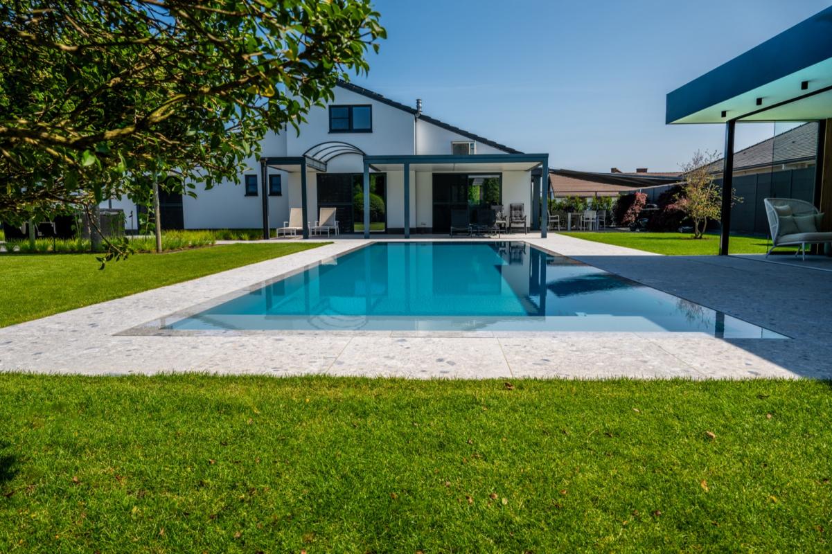 luxe villatuin met zwembad